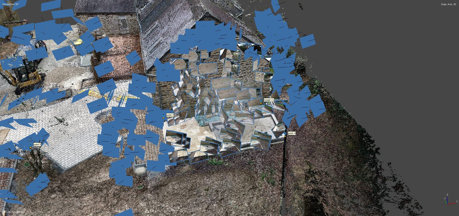 Nuage de points d'un bâtiment en pierre et de sa terrasse, couvert de centaines de rectangles bleus qui marquent chaque position de prise de vue.