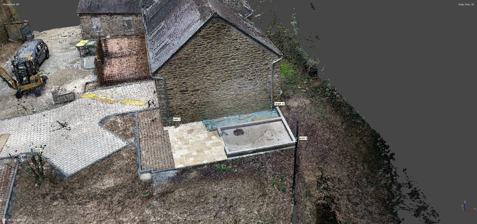 Le même nuage une fois nettoyé : pignon en pierre sous ardoise, terrasse pavée, dalle béton fraîchement coulée et cibles numérotées posées sur le chantier.